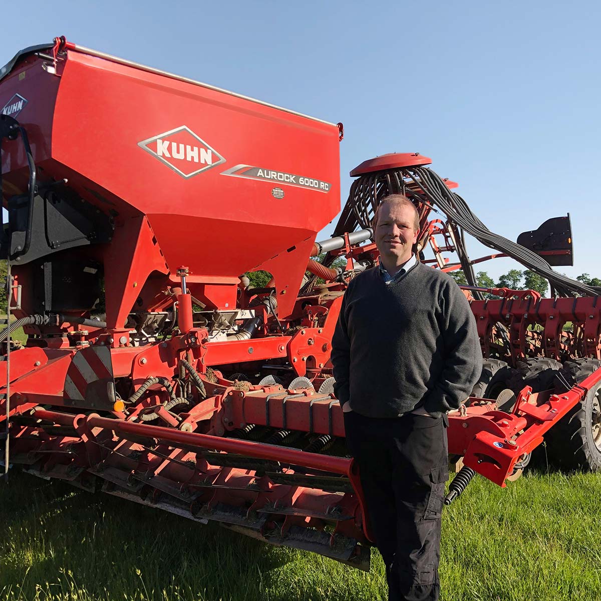 Landwirt Martin Lines mit Aurock-Sämaschine von Kuhn Group