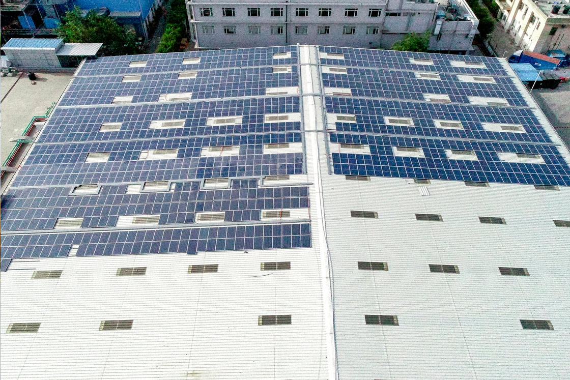 Solarpanels auf dem Dach von Bucher Hydraulics in Indien