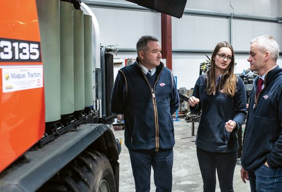 Paul Reeves, Malpas Tractors, im Gespräch mit Katie und Marcus von Kuhn Group, UK