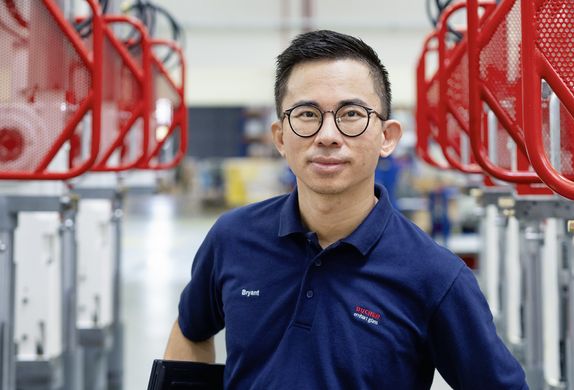 Bryant Wong, Manager des Montagewerks von Bucher Emhart Glass in Malaysia
